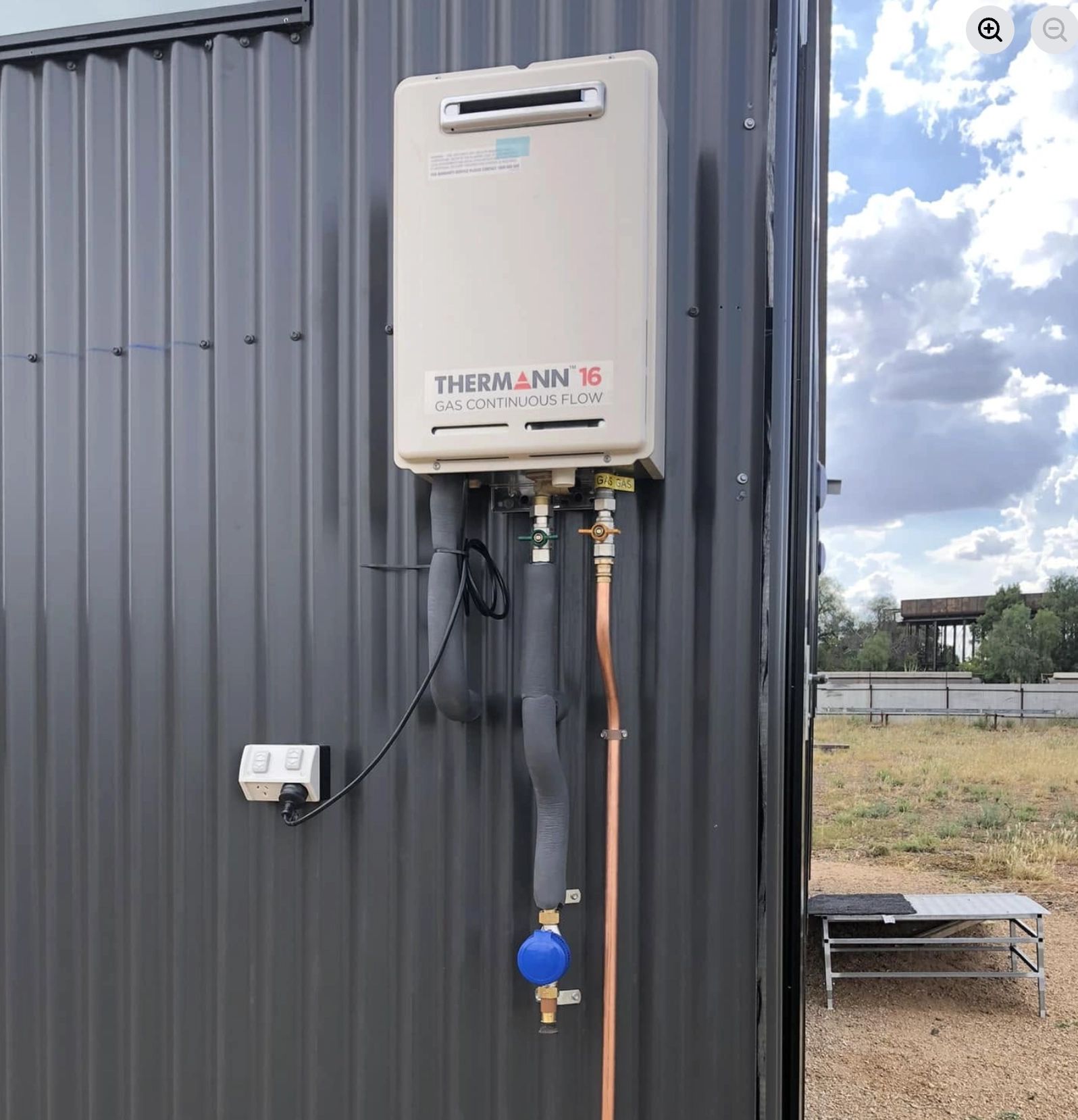 Gas continuous-flow hot water installation
